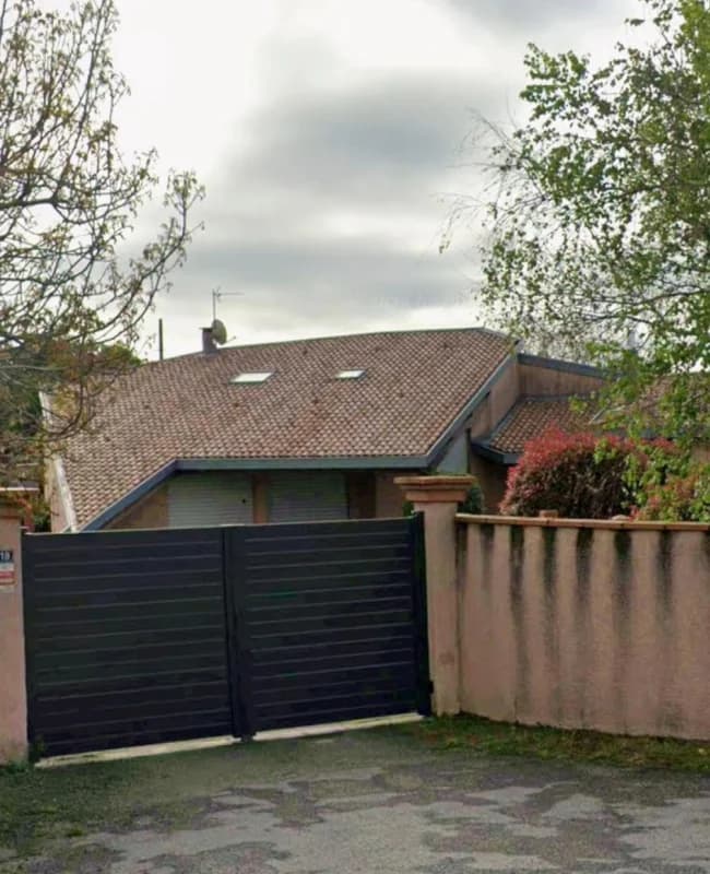 Maison pavillon avec toiture deux pans en tuiles pour couvreur ariege Pamiers, vue extérieure avec fenêtres de toit